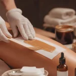 Epiloderm : application cire naturelle en institut, mains gantées