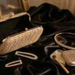 Accessoires paillettes femme : pochette champagne et pinces strass