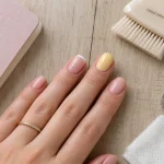 Ongles 2026 tendance : soap nails rose laiteux et butter yellow, ongles courts
