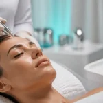 Appareil hydrafacial professionnel en action : étapes et résultats visibles sur la peau