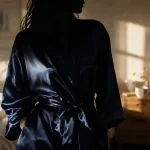 Robe de chambre femme satin bleu nuit au matin